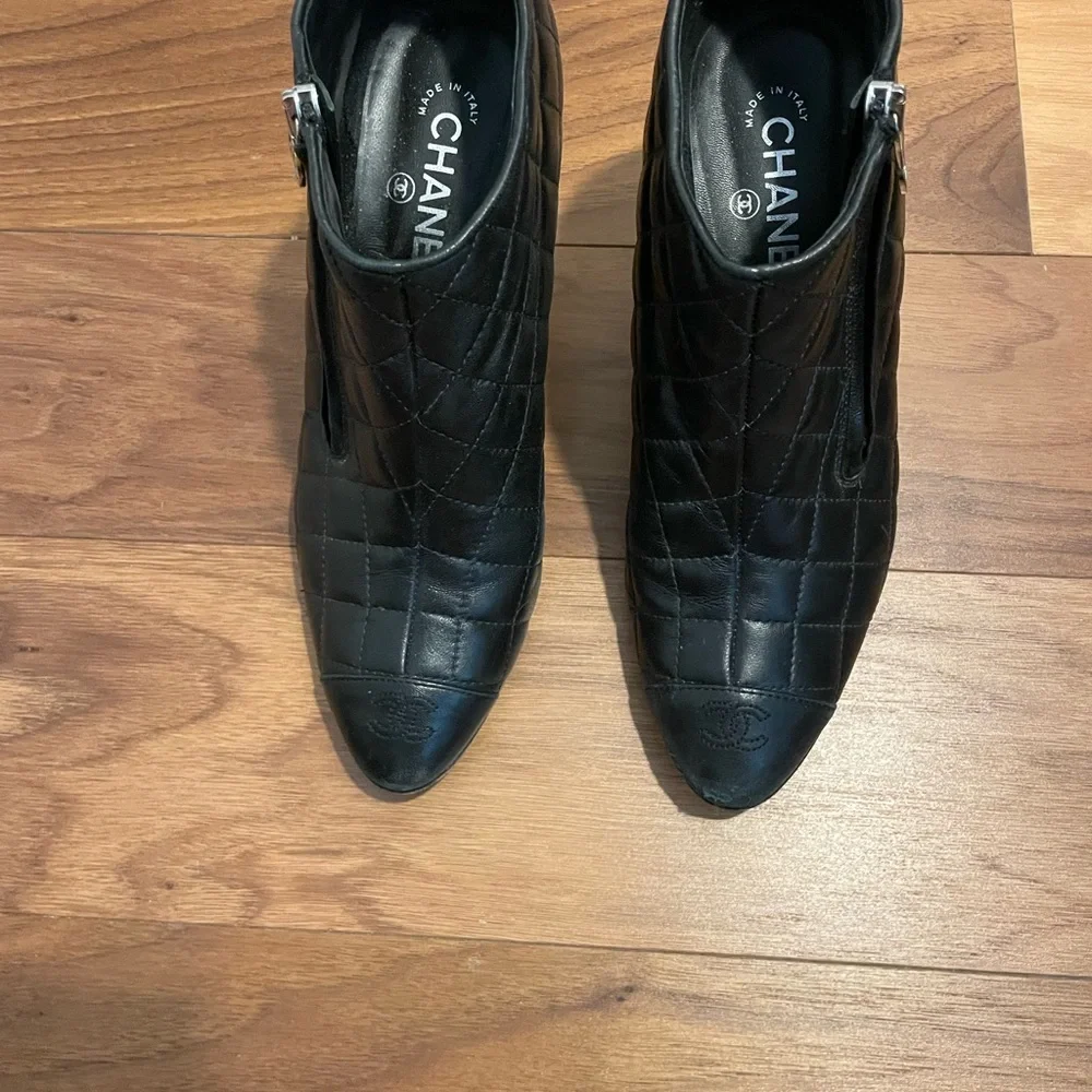 Chanel quilted leather booties - Picture 2 of 9